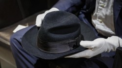 Pháp: Bán đấu giá kỷ vật chiếc mũ biểu diễn của huyền thoại Michael Jackson