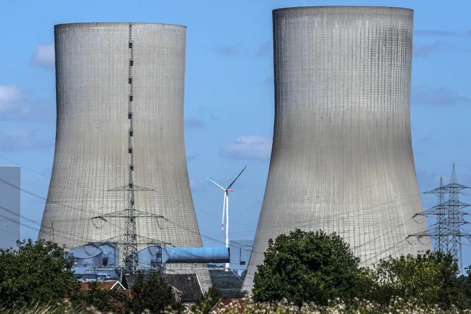 Tuabin gió phía sau nhà máy nhiệt điện Westfalen thuộc công ty RWE Generation SE đã ngừng hoạt động ở Hamm, Đức, ngày 10/8/2023. (Nguồn: AP)