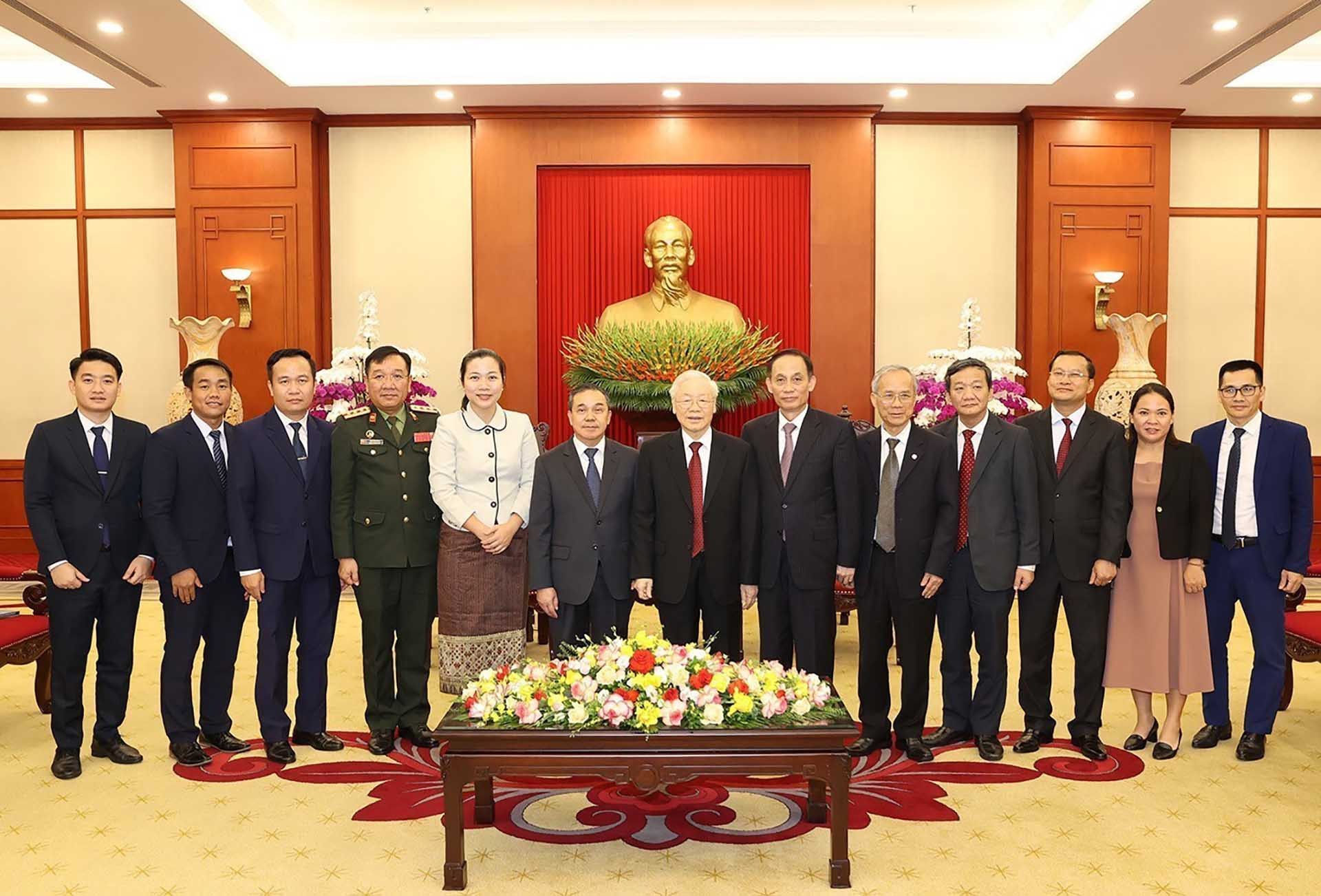 Tổng Bí thư Nguyễn Phú Trọng và Đại sứ Lào Sengphet Houngboungnuang cùng các đại biểu chụp ảnh chung. (Nguồn: TTXVN)