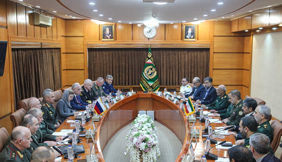 Bộ trưởng Quốc phòng Iran, Chuẩn tướng Mohammad-Reza Ashtiani đã tổ chức cuộc gặp với Bộ trưởng Quốc phòng Nga Sergei Shoigu tại Tehran vào ngày 20/9/2023. / Thông tấn xã MEHR