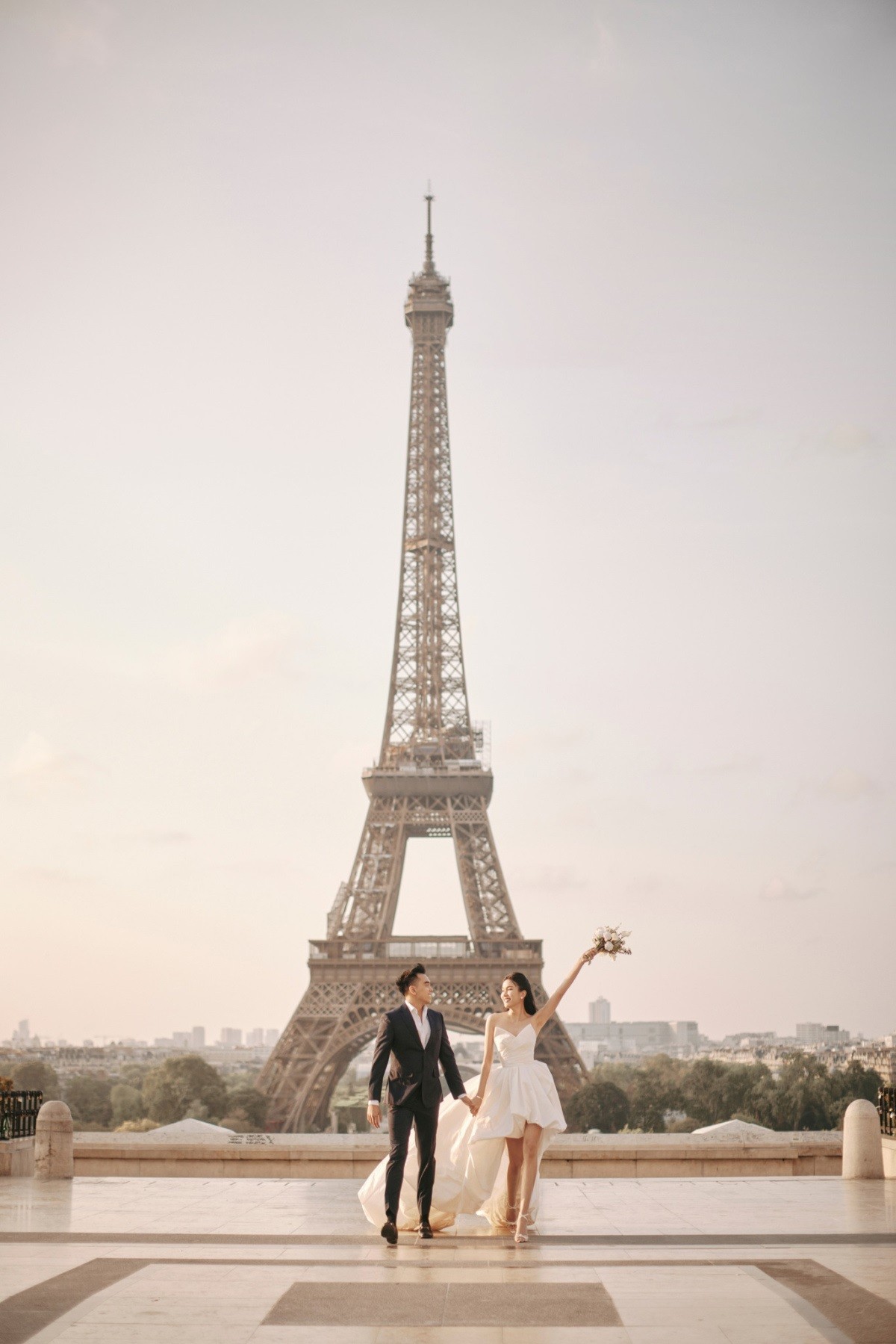  Đôi trai tài gái sắc chụp hình với khung cảnh tháp Eiffel.