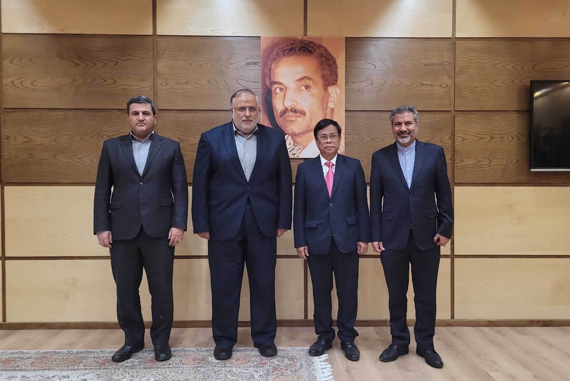Đại sứ Lương Quốc Huy và Tỉnh trưởng tỉnh Qazvin Mohammad-Mehdi Alaei cùng các đại biểu