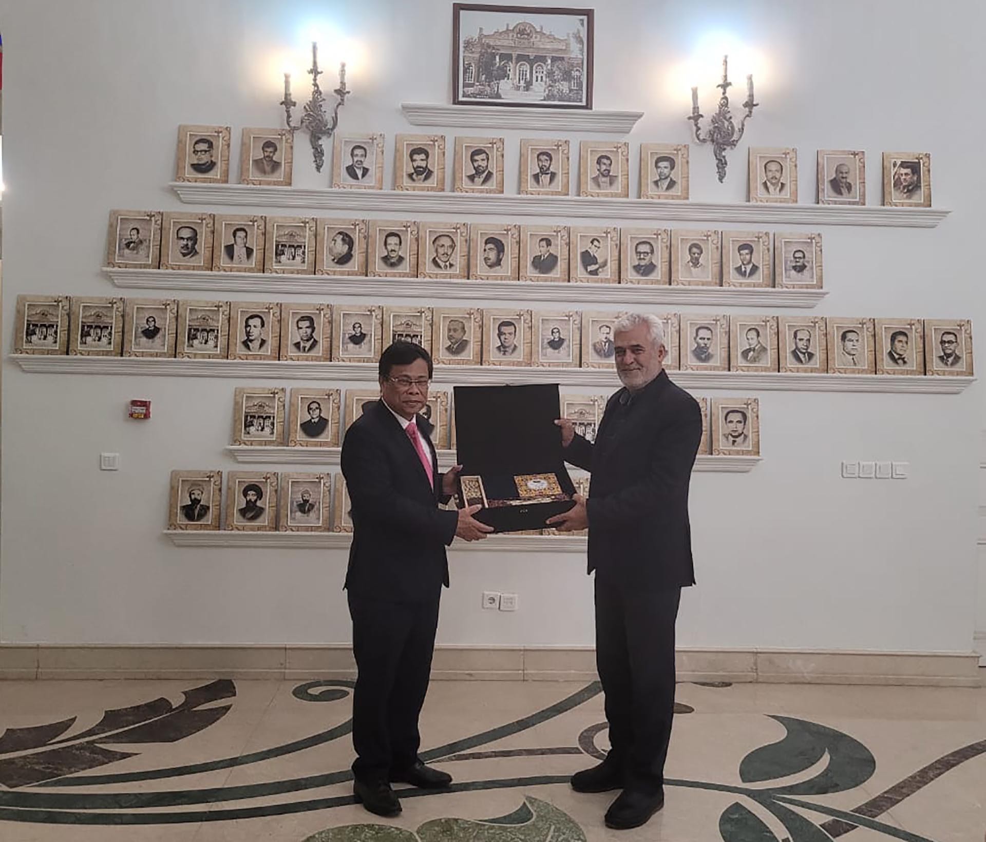 Đại sứ Lương Quốc Huy và Thị trưởng thành phố Qazvin Mahdi Sabbaghi.