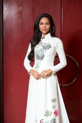 Hoa hậu H'Hen Niê dịu dàng trong tà áo dài