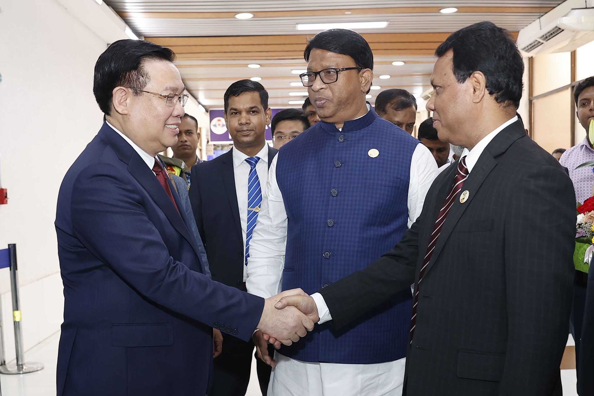 Lễ đón Chủ tịch Quốc hội Vương Đình Huệ tại Sân bay quốc tế Hazart Shahjalal, thủ đô Dhaka. (Nguồn: TTXVN)