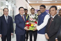 Chủ tịch Quốc hội Vương Đình Huệ đến thủ đô Dhaka, bắt đầu thăm chính thức Bangladesh