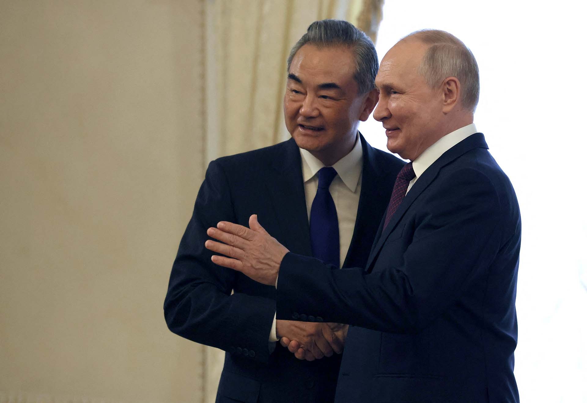 Ngoại trưởng Trung Quốc Vương Nghị và Tổng thống nước chủ nhà Vladimir Putin tại St. Petersburg,  ngày 20/9. (Nguồn: Reuters)
