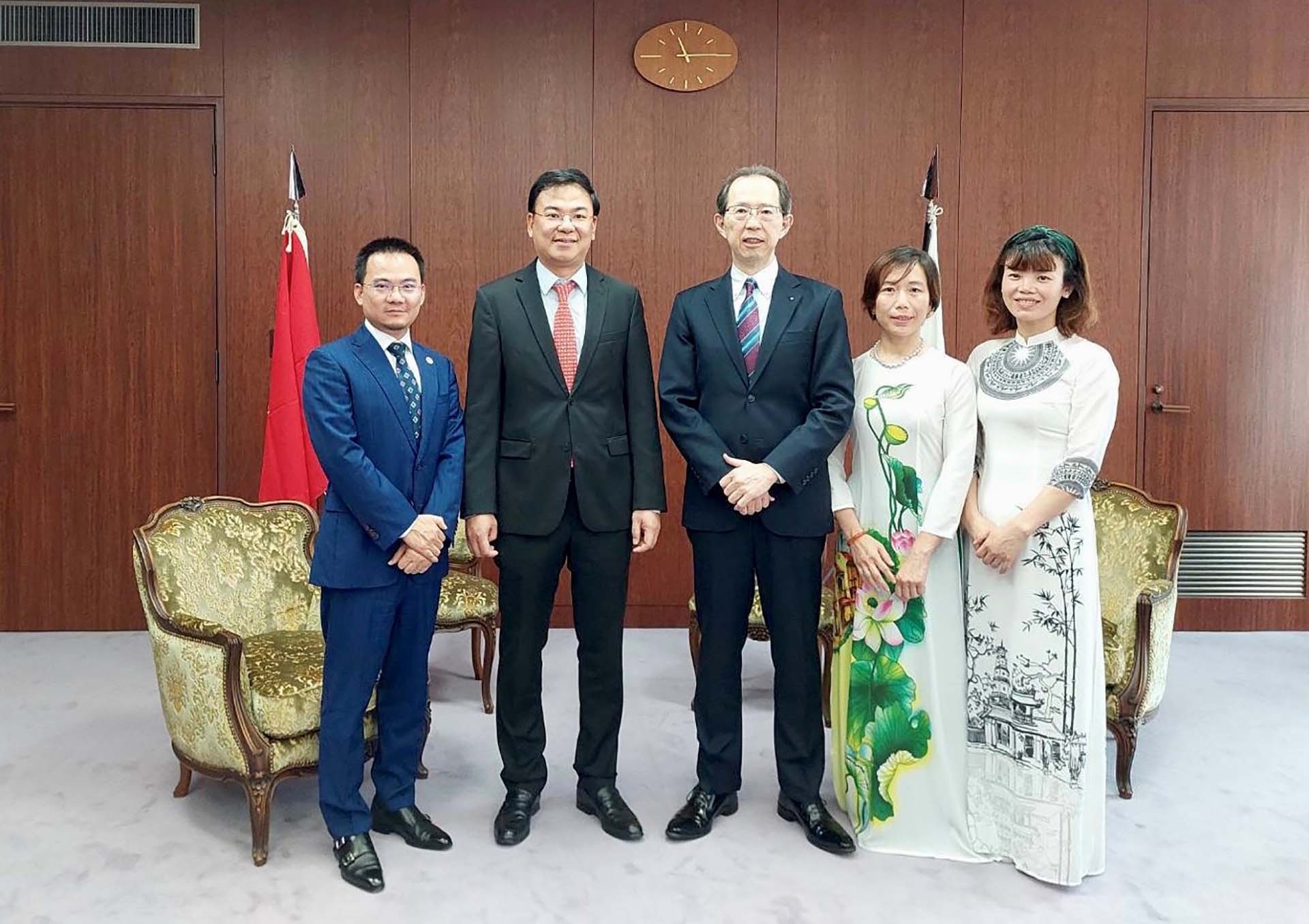 Đại sứ Phạm Quang Hiệu thăm, làm việc với  Thống đốc tỉnh Fukushima Masao Uchibori ngày 4/8.