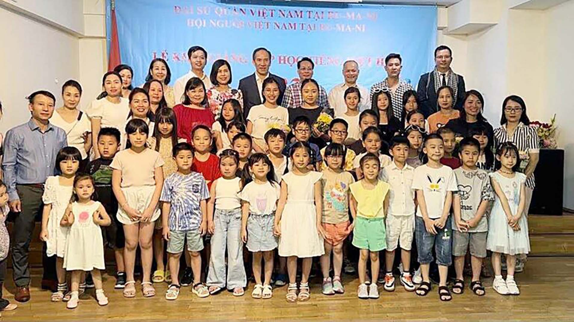 Khai giảng lớp học Hè tiếng Việt năm 2023 tại Romania. (Nguồn: Hội người Việt Nam tại Romania)