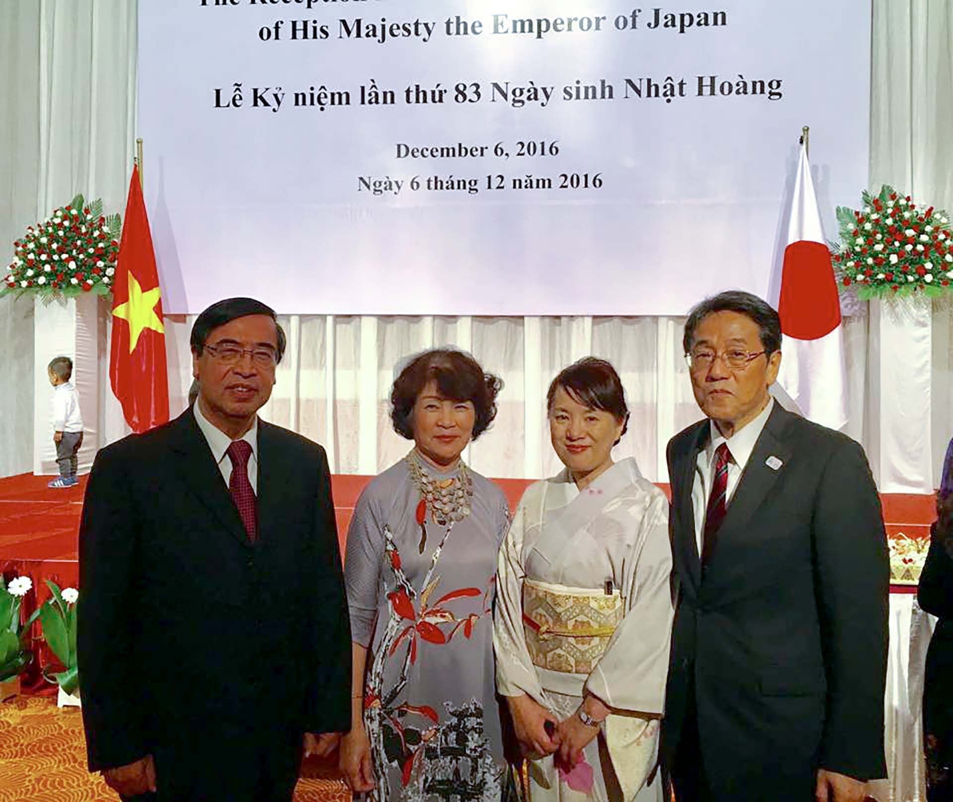 Đại sứ Nguyễn Phú Bình và phu nhân tại Lễ kỷ niệm ngày sinh Nhà vua Nhật Bản, tháng 12/2016. (Nguồn: NVCC)