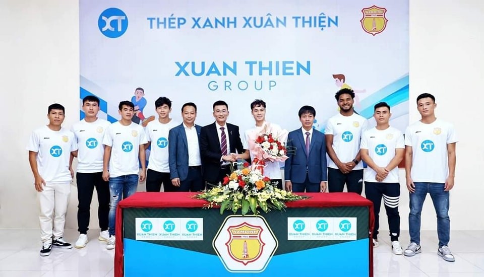 Tiền đạo Nguyễn Văn Toàn (cầm hoa) chính thức là cầu thủ của CLB Nam Định. (Nguồn: Nam Định FC)