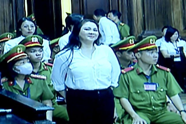 Hình ảnh bà Nguyễn Phương Hằng tại phiên xét xử sáng 21/9. Bị cáo mặc áo màu trắng và quần màu đen.