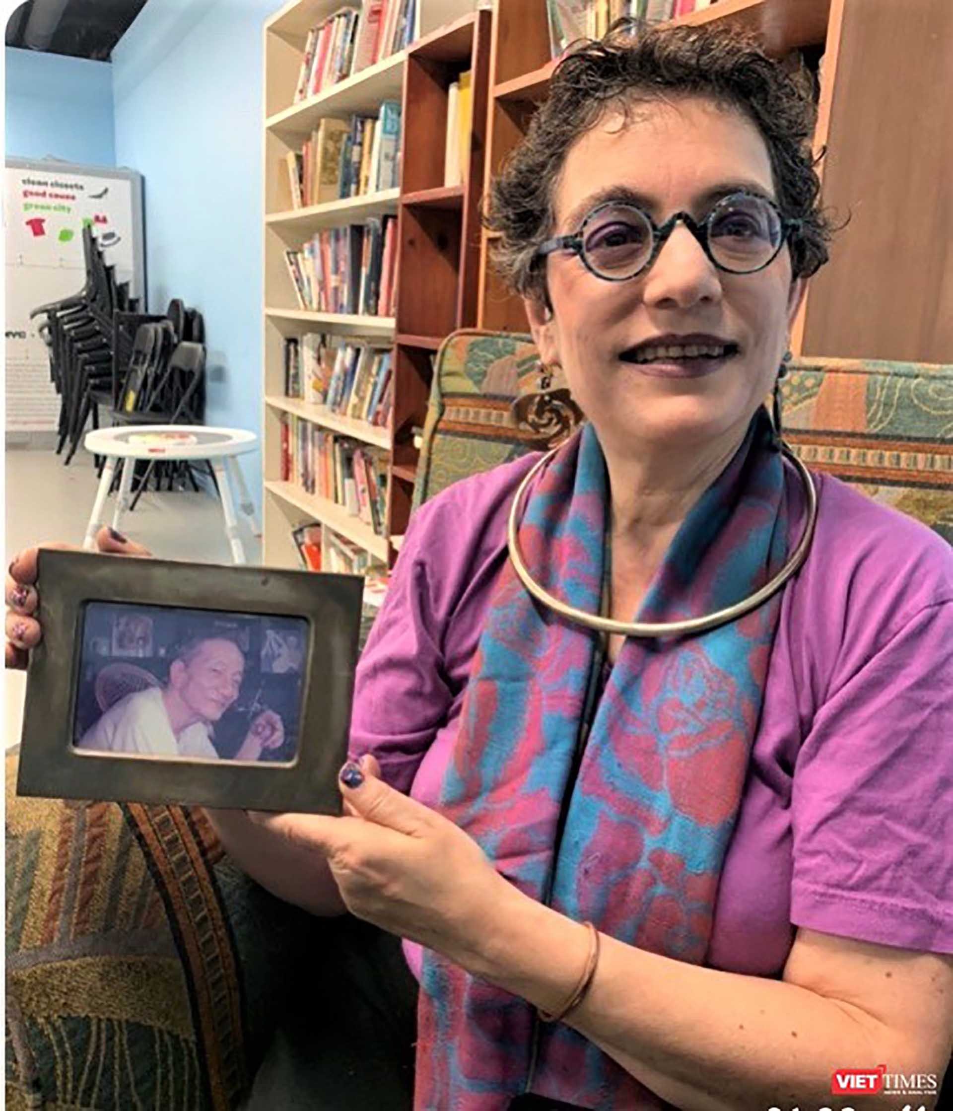 Bà Merle Ratner chụp với ảnh của Xuân Oanh tại nhà riêng ở New York, Mỹ, năm 2022. (Ảnh: NVCC)
