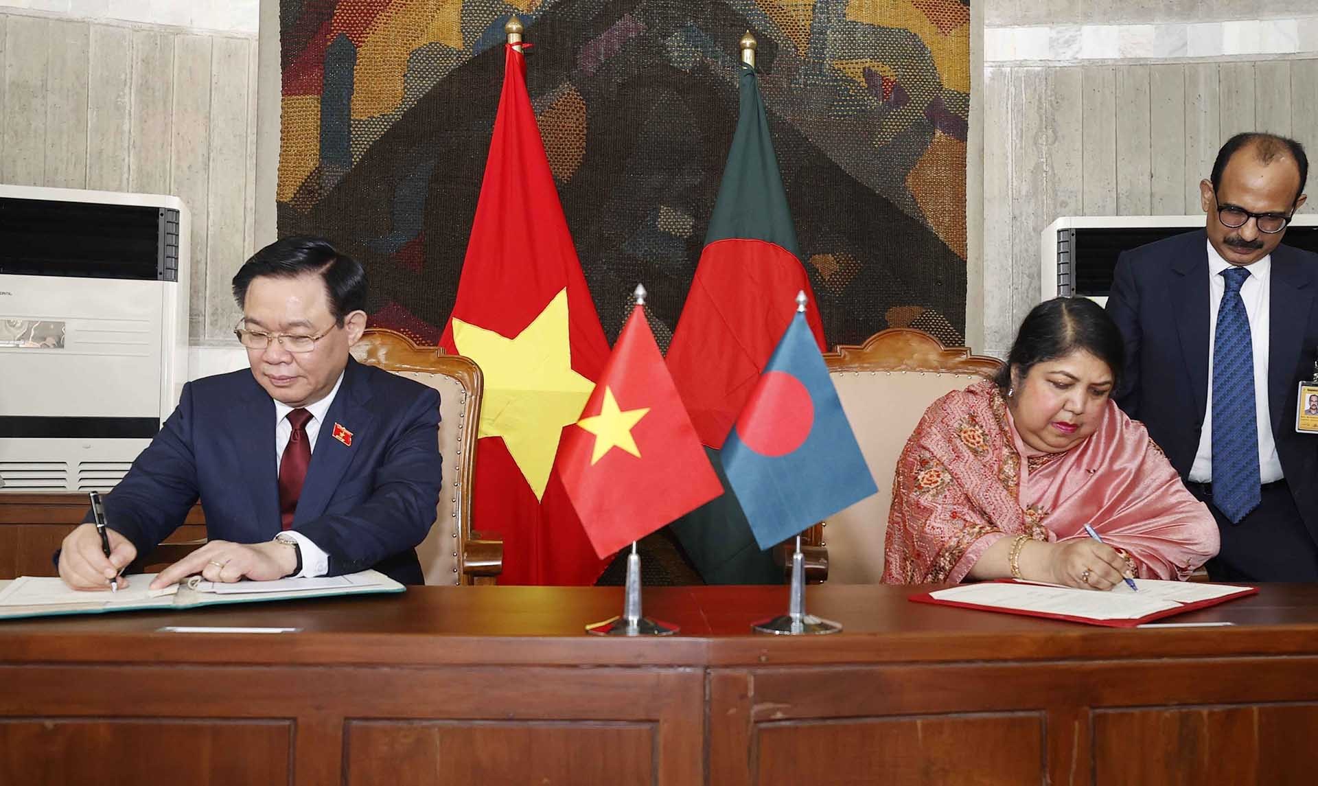 Chủ tịch Quốc hội Vương Đình Huệ và Chủ tịch Quốc hội Shirin Sharmin Chaudhury ký Bản ghi nhớ về hợp tác giữa hai Quốc hội. (Nguồn: TTXVN)