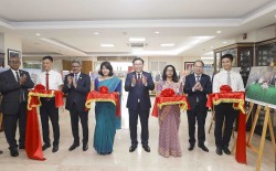 Chủ tịch Quốc hội cắt băng khai trương trưng bày ảnh 50 năm quan hệ Việt Nam-Bangladesh