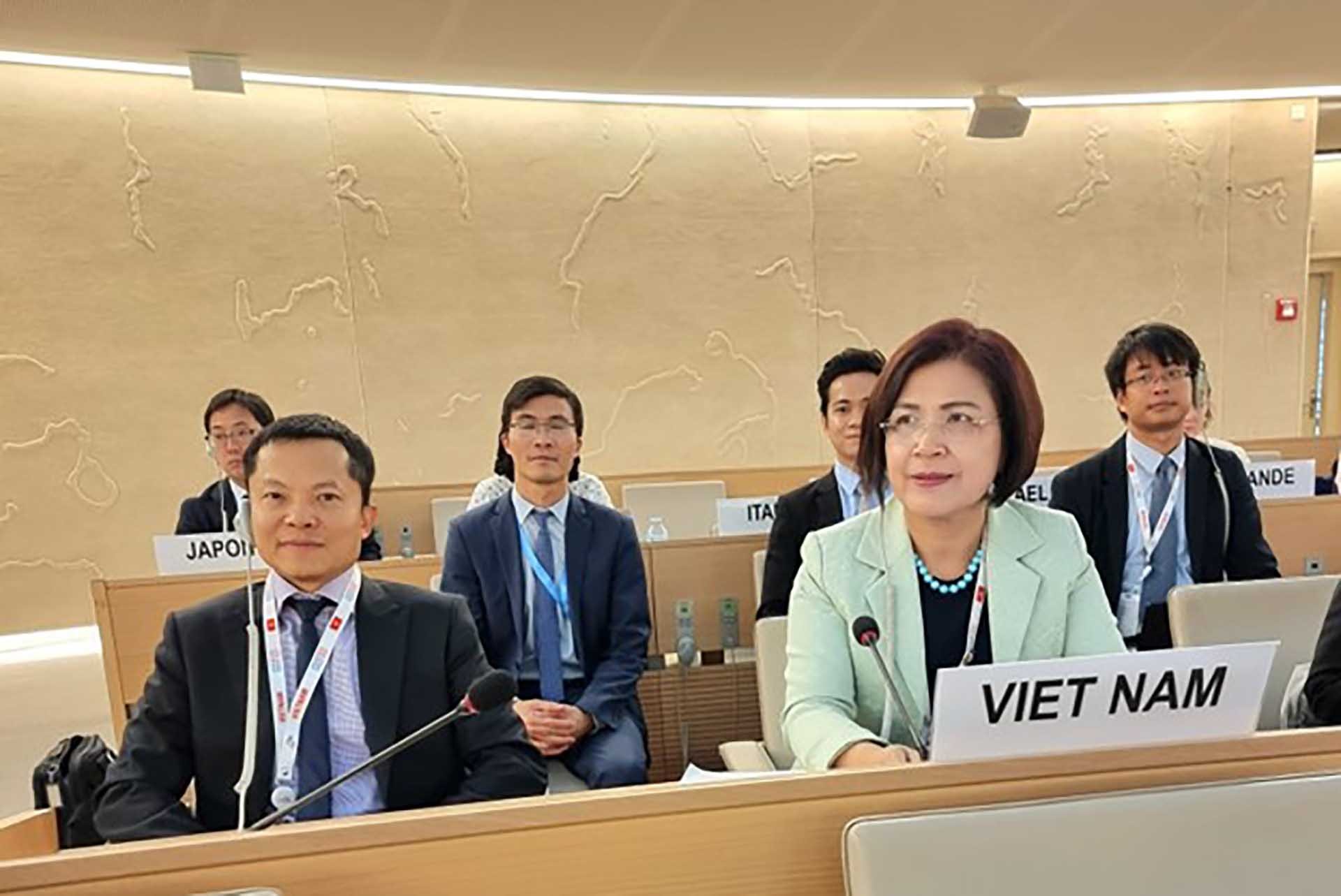 Đại sứ Lê Thị Tuyết Mai cùng các thành viên Đoàn đại biểu Việt Nam tại Phiên thảo luận của Khóa họp 54 HĐNQ, ngày 20/9. (Nguồn: TTXVN)