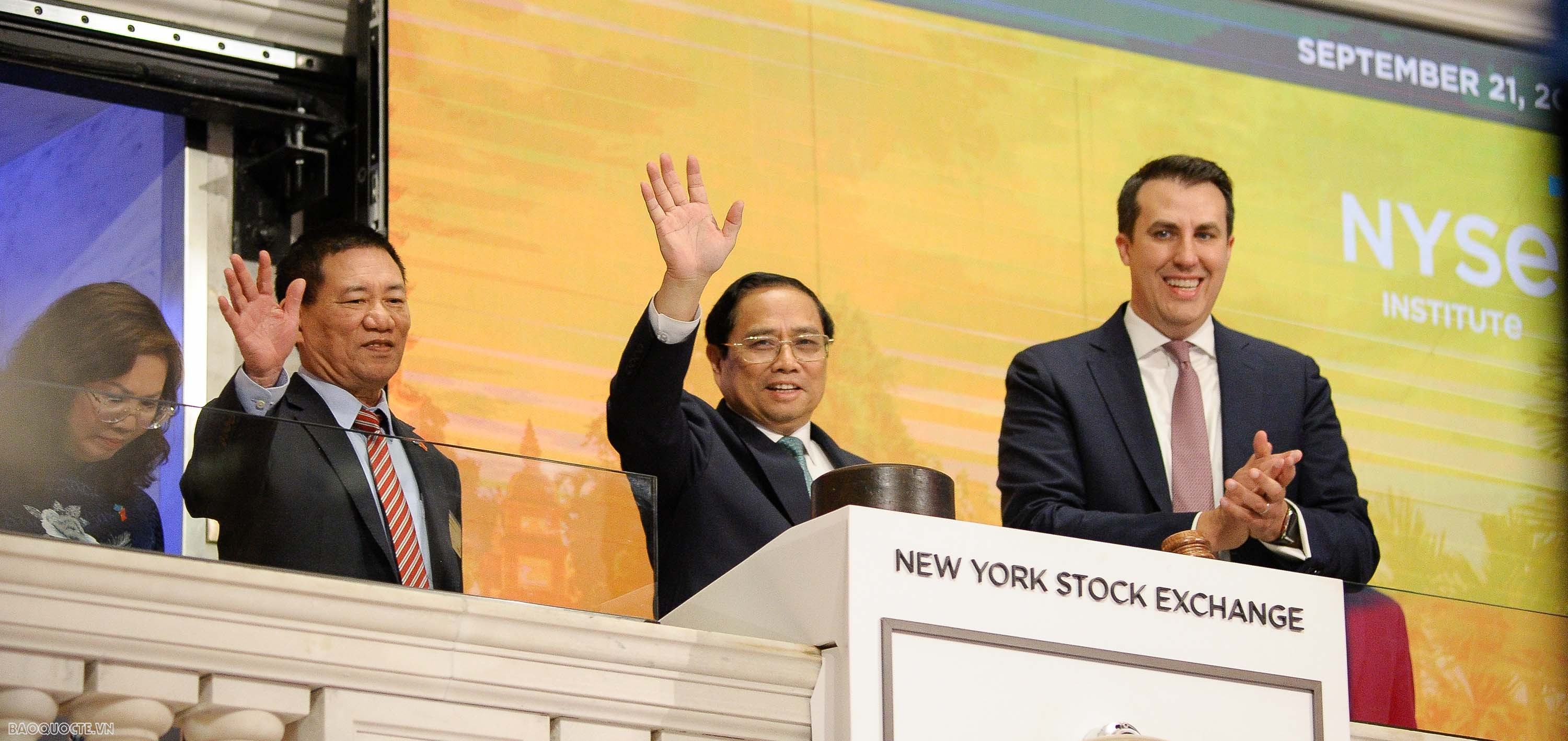 Thủ tướng Phạm Minh Chính rung chuông khai mạc phiên giao dịch tại sàn chứng khoán lớn nhất thế giới
