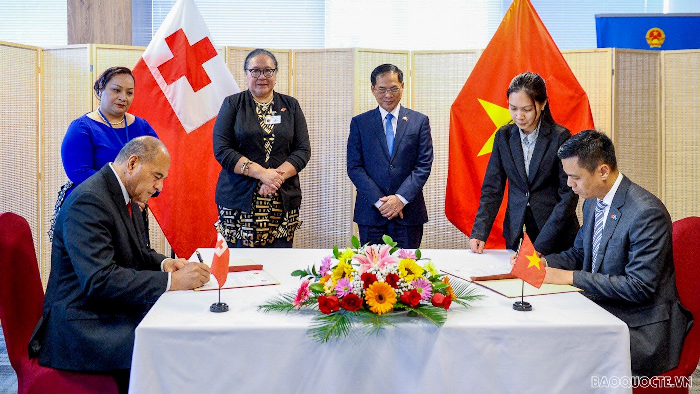 Vietnam, Tonga FMs witnesse siging ofJoint Communiqué on establish diplomatic ties