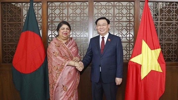 NA Chairman Vuong Dinh Hue, Bangladeshi Speaker Chaudhury hold talks