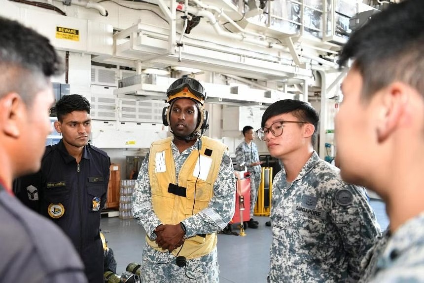 Nhân viên Hải quân Cộng hòa Singapore và Hải quân Ấn Độ tiến hành chia sẻ chuyên môn về việc thực hiện các hoạt động hàng không trên tàu RSS Stalwart. ẢNH: MINDEF