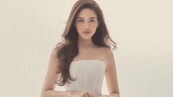 Hoa hậu Đỗ Thị Hà khoe chân dài thẳng tắp