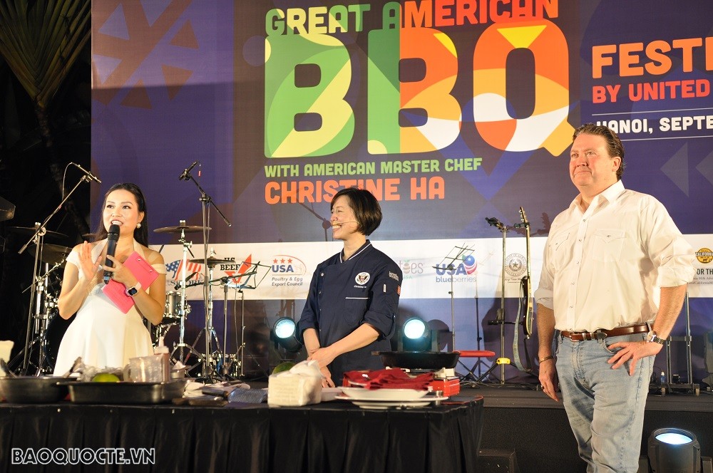 (09.22) Quán quân Master Chef Mỹ, đầu bếp Christine Hà (giữa) đã chia sẻ về trải nghiệm của mình trong những ngày vừa qua tại Việt Nam. (Ảnh: Minh Quân)