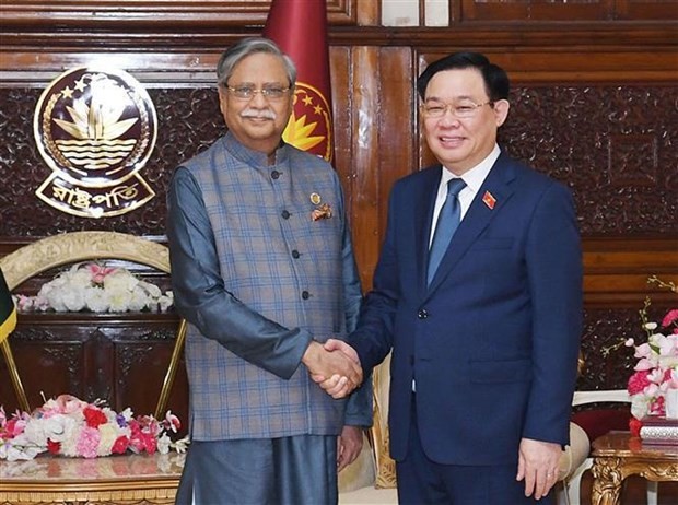 NA Chairman Vuong Dinh Hue meets with President of Bangladesh