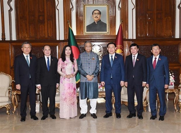 NA Chairman Vuong Dinh Hue meets with President of Bangladesh