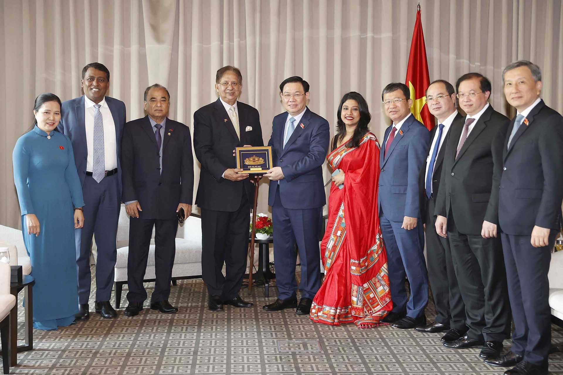 Chủ tịch Quốc hội Vương Đình Huệ tặng quà lưu niệm Chủ tịch Hội hữu nghị Bangladesh-Việt Nam Shamsher M. Chowdhury. (Nguồn: TTXVN)