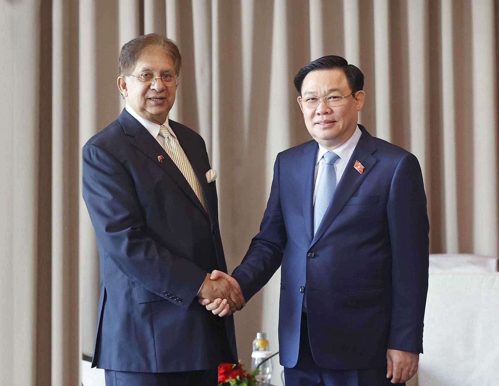 Chủ tịch Quốc hội Vương Đình Huệ tiếp Chủ tịch Hội hữu nghị Bangladesh-Việt Nam Shamsher M. Chowdhury. (Nguồn: TTXVN)