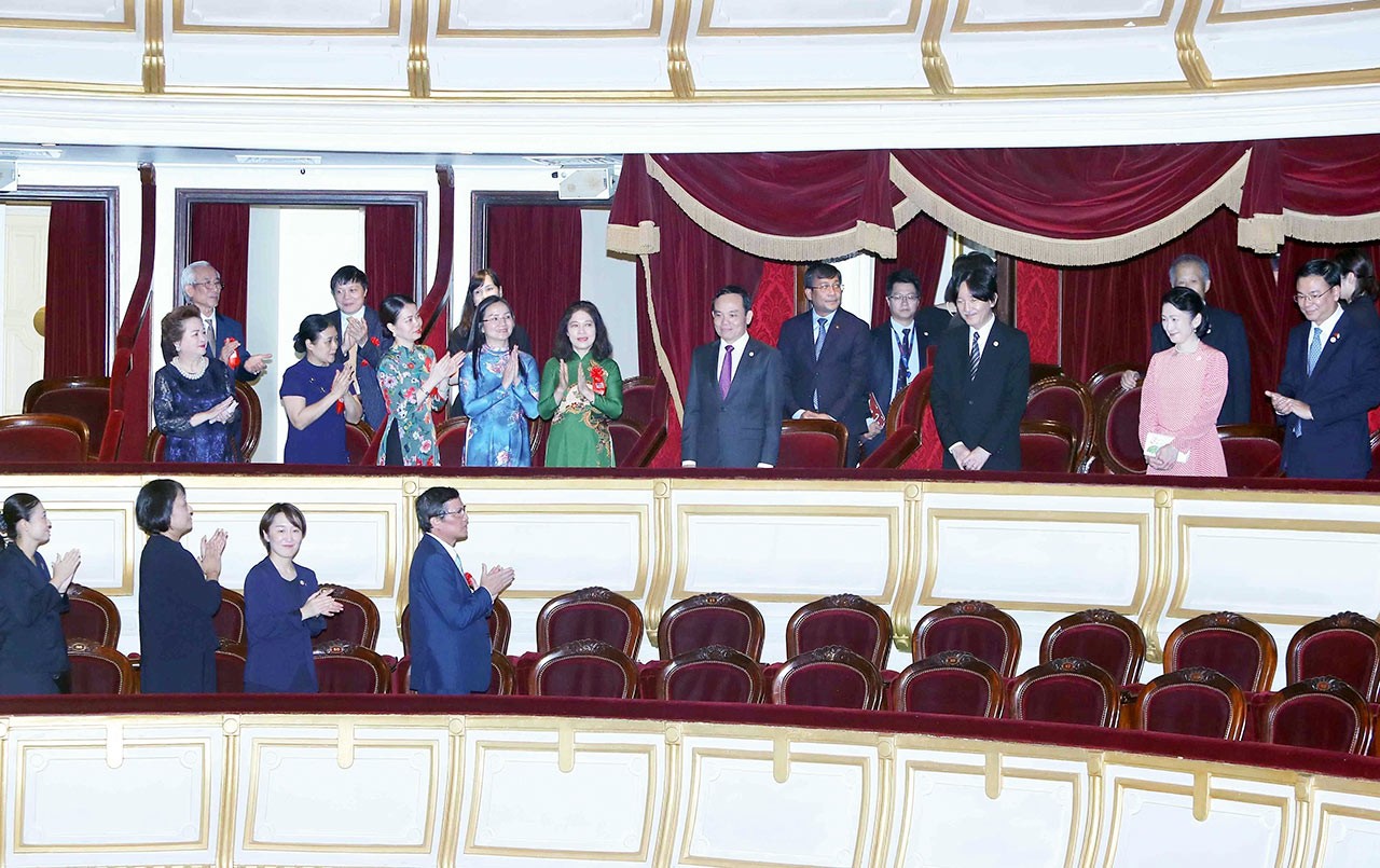 Hoàng Thái tử Nhật Bản Akishino và Công nương Kiko; Phó Thủ tướng Trần Lưu Quang với các đại biểu đến dự buổi Công chiếu vở Opera Công nữ Anio. (Nguồn: TTXVN)