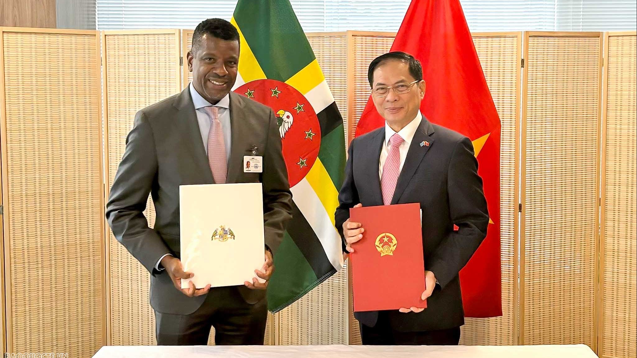 Việt Nam-Dominica ký Hiệp định miễn thị thực cho người mang hộ chiếu ngoại giao và công vụ