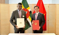 Việt Nam-Dominica ký Hiệp định miễn thị thực cho người mang hộ chiếu ngoại giao và công vụ