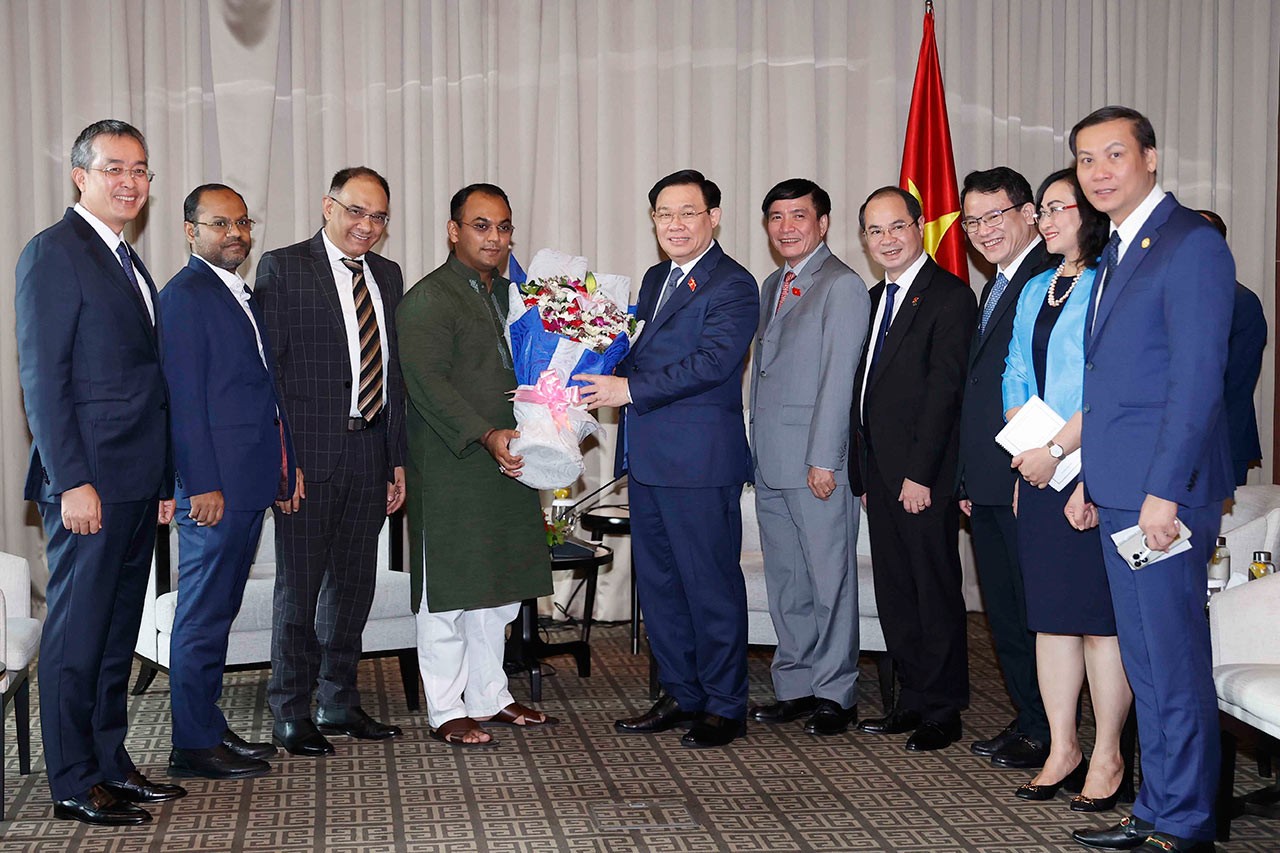 Chủ tịch Quốc hội Vương Đình Huệ và Chủ tịch Phòng Thương mại và Công nghiệp Dhaka Md. Sameer Sattar chụp ảnh chung với các đại biểu. Ảnh: Doãn Tấn – TTXVN