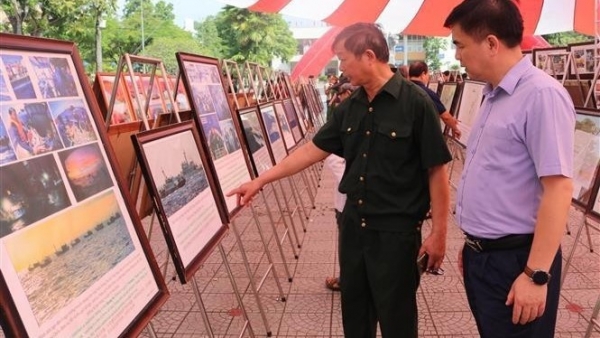 Maps and documents on Hoang Sa and Truong Sa on display in Cao Bang Province