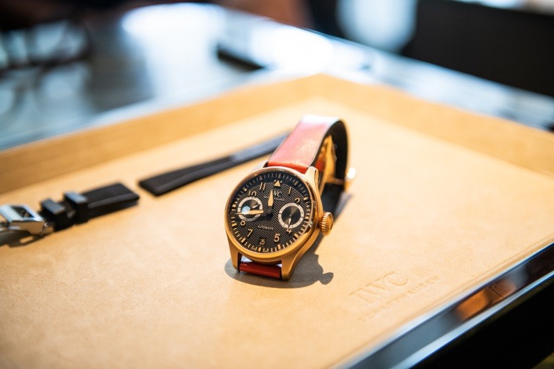 Đi kèm theo G63 Singapore Edition là chiếc đồng hồ hàng thửa do IWC Schaffhausen chế tác.