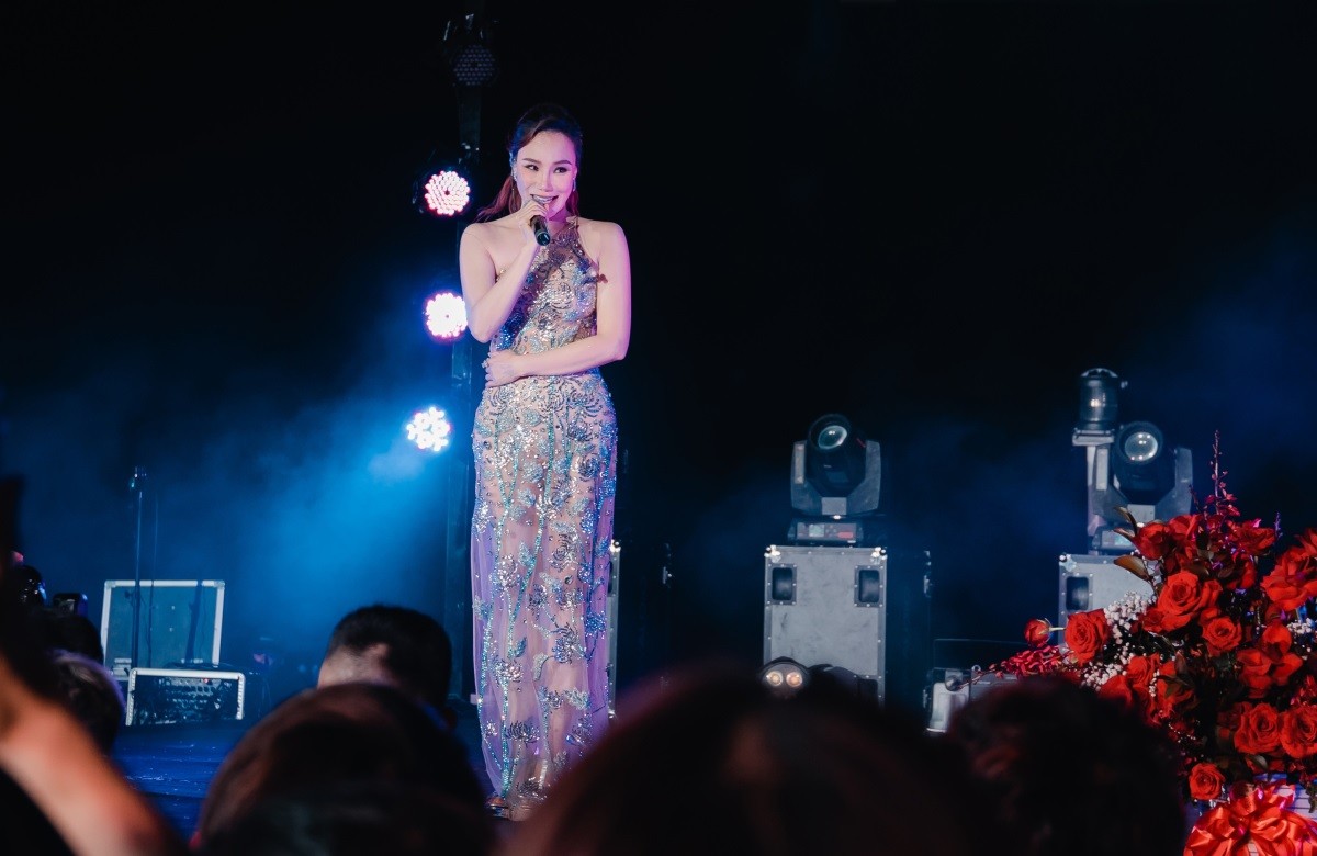Ca sĩ Hồ Quỳnh Hương, Noo Phước Thịnh hát và giao lưu với khán giả trên Vịnh Hạ Long
