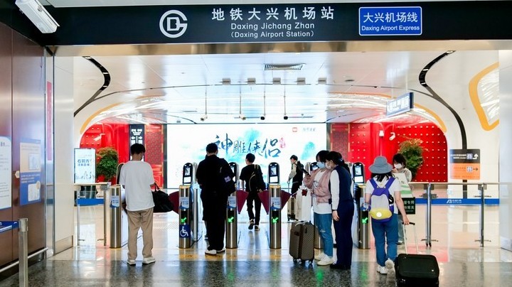 Trung Quốc: Bắc Kinh thí nghiệm dịch vụ chuyển phát nhanh bằng tàu điện ngầm giờ thấp điểm