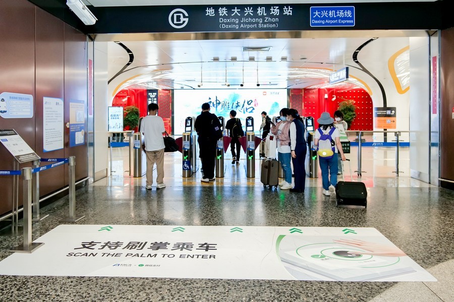 Trung Quốc thí điểm vận chuyển bưu kiện chuyển phát nhanh bằng tàu điện ngầm giờ thấp điểm