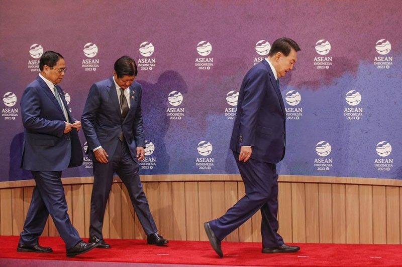 Thủ tướng Việt Nam Phạm Minh Chính, Tổng thống Philippines Ferdinand Marcos Jr. và Tổng thống Hàn Quốc Yoon Suk Yeol chuẩn bị chụp ảnh chung gia đình trước Hội nghị cấp cao ASEAN-Hàn Quốc tại Hội nghị cấp cao ASEAN lần thứ 43 ở Jakarta ngày 6/9/2023. (Ngu