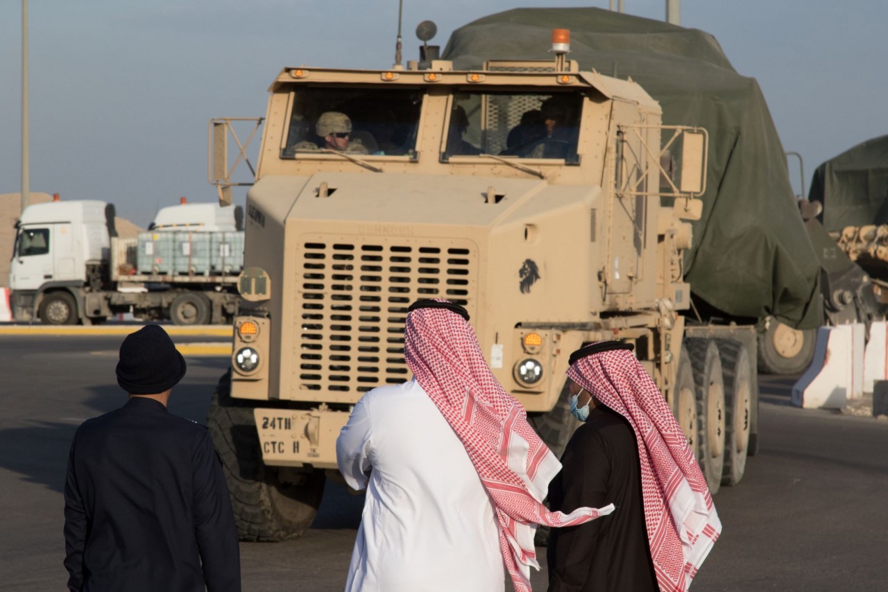 Các quan chức Saudi Arabia theo dõi xe vận chuyển thiết bị hạng nặng M1070 bọc thép chở đầy xe tăng M1A2 Abrams và Xe chiến đấu bộ binh M2 Bradley tiến vào khu vực hải quan ở biên giới Ả Rập Saudi và Kuwait vào ngày 25/12/2021. (Nguồn: Bộ Quốc phòng Mỹ)