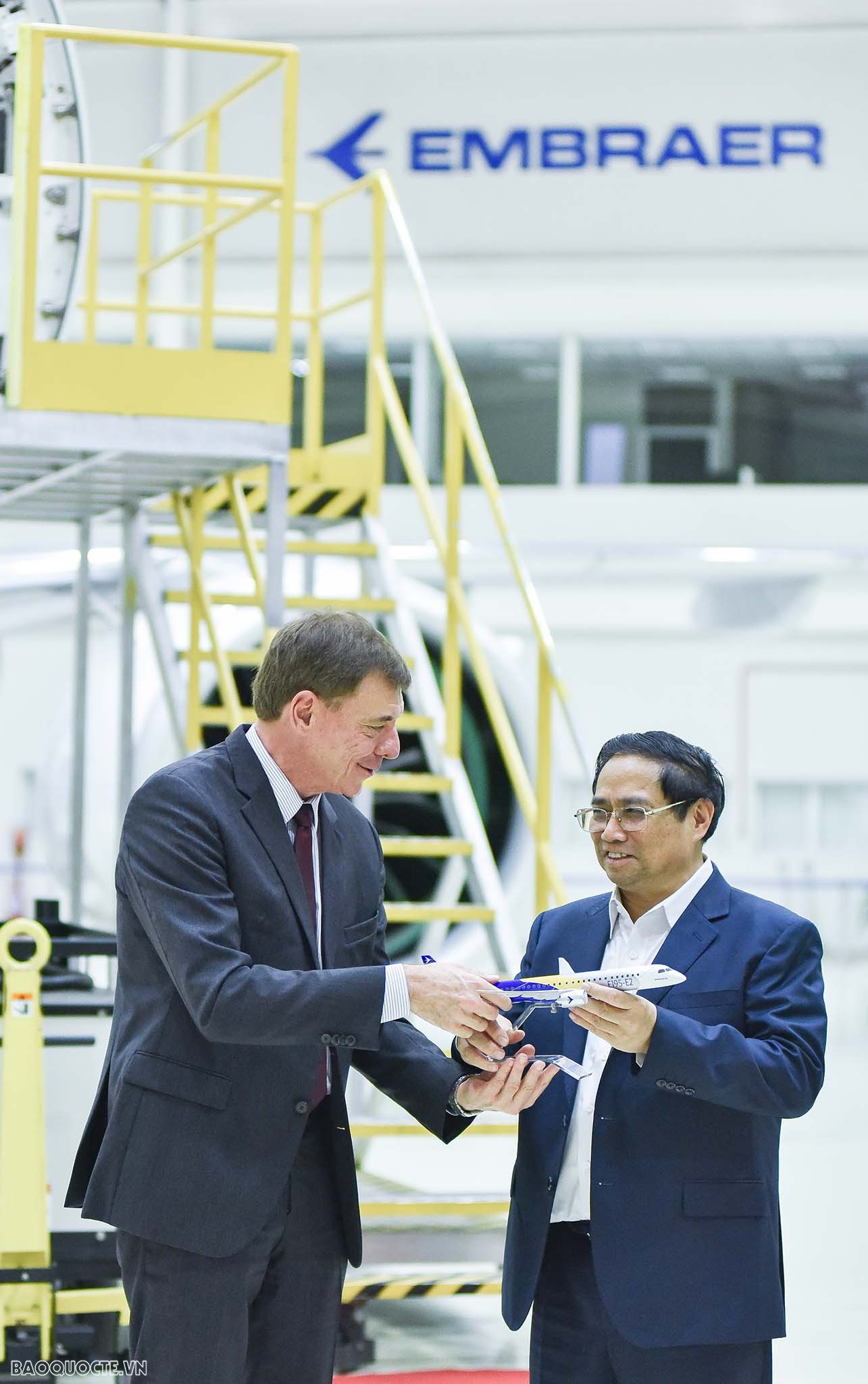 Thủ tướng Phạm Minh Chính thăm Tập đoàn hàng không vũ trụ Embraer