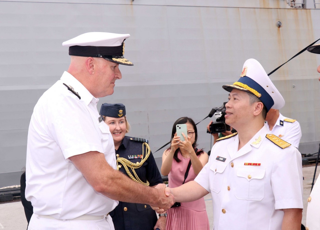 Thượng tá Lê Anh Hoài, Lữ đoàn phó Lữ đoàn 125, Vùng 2 Hải quân đón Chuẩn Đô đốc James Gilmmour, Tư lệnh Liên quân New Zealand. (Nguồn: TTXVN) Thượng tá Lê Anh Hoài, Lữ đoàn phó Lữ đoàn 125, Vùng 2 Hải quân đón Chuẩn Đô đốc James Gilmmour, Tư lệnh Liên quân New Zealand. (Nguồn: TTXVN)
