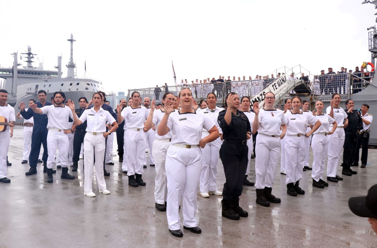 Thủy thủ đoàn tàu HMNZS Te Mana và HMNZS Aotearoa biểu diễn tiết mục văn nghệ dân tộc truyền thống. (Nguồn: TTXVN)