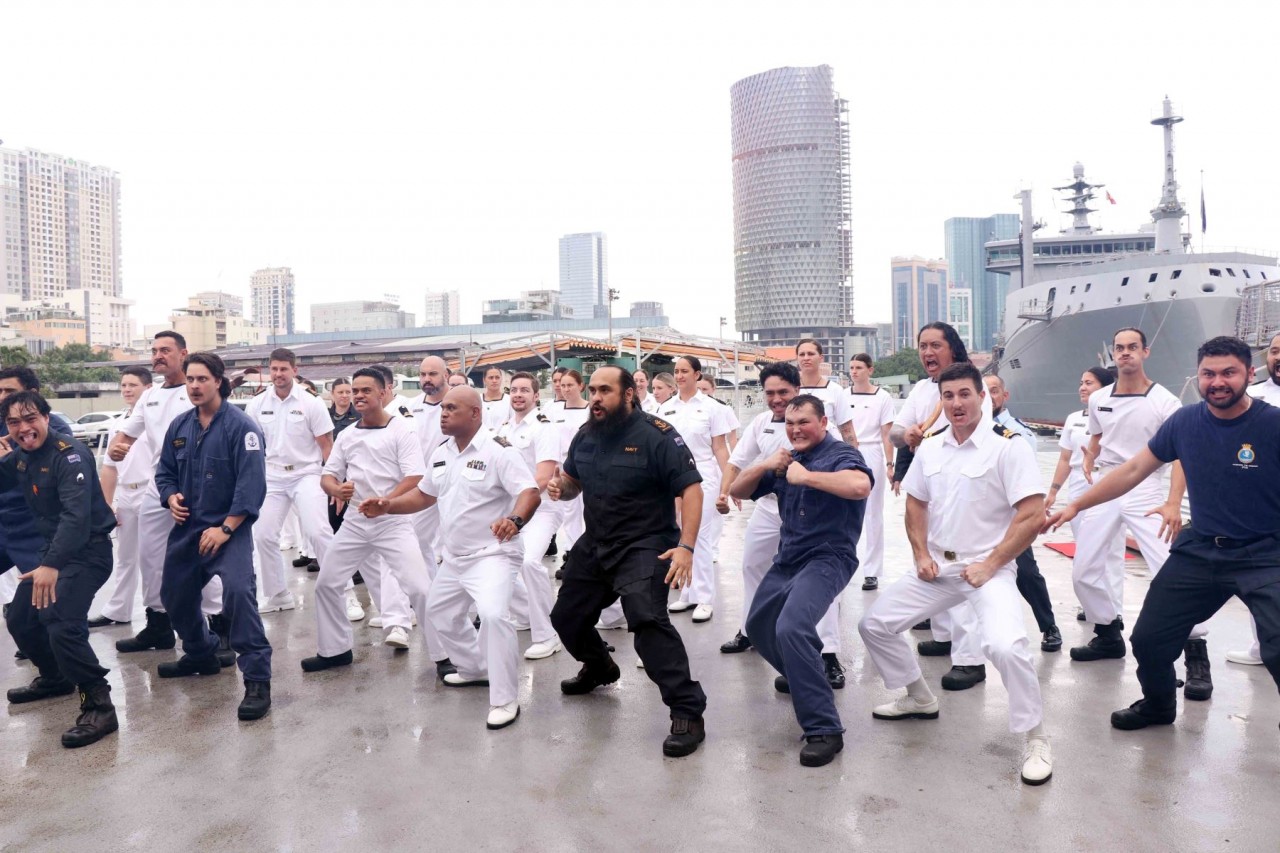 Thủy thủ đoàn tàu HMNZS Te Mana và HMNZS Aotearoa biểu diễn tiết mục văn nghệ dân tộc truyền thống. (Nguồn: TTXVN) Thủy thủ đoàn tàu HMNZS Te Mana và HMNZS Aotearoa biểu diễn tiết mục văn nghệ dân tộc truyền thống. (Nguồn: TTXVN)