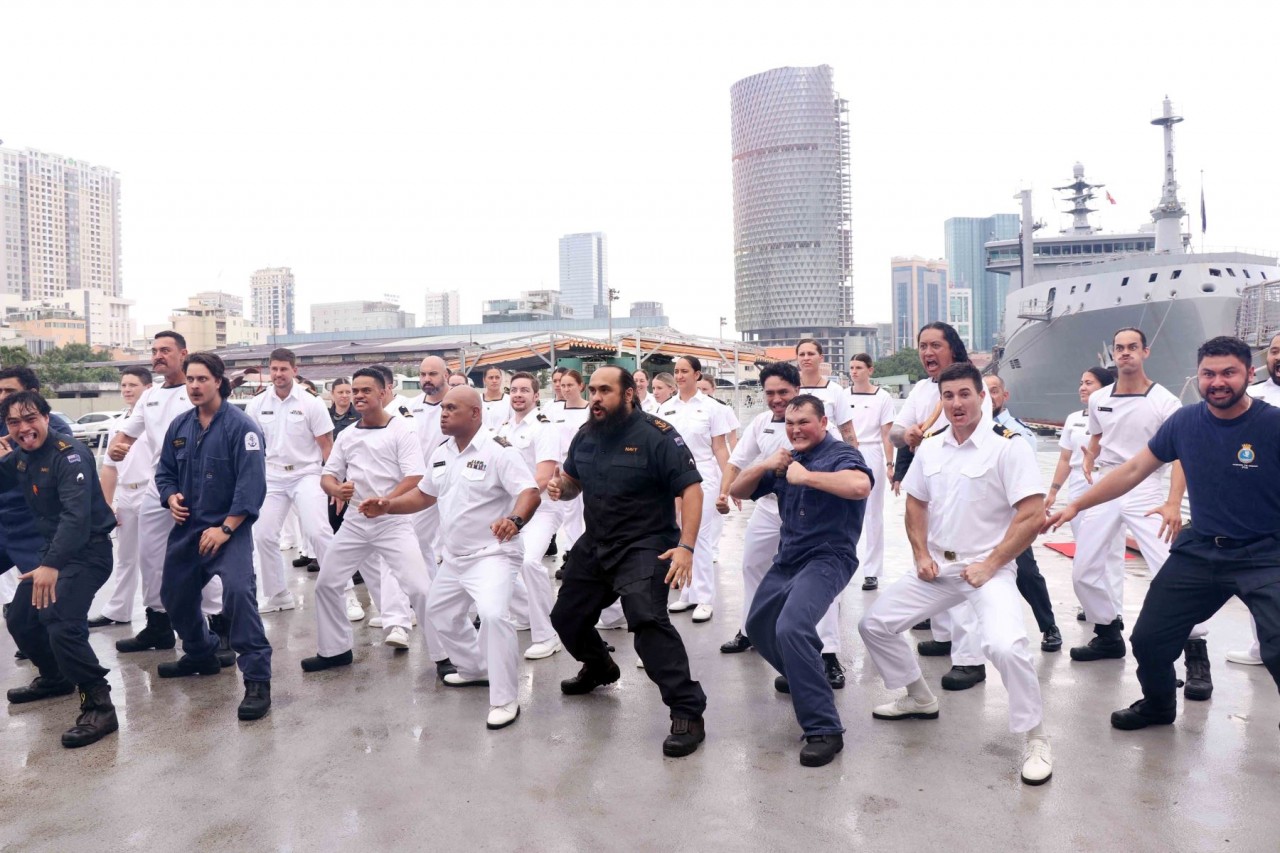 Thủy thủ đoàn tàu HMNZS Te Mana và HMNZS Aotearoa biểu diễn tiết mục văn nghệ dân tộc truyền thống. (Nguồn: TTXVN)