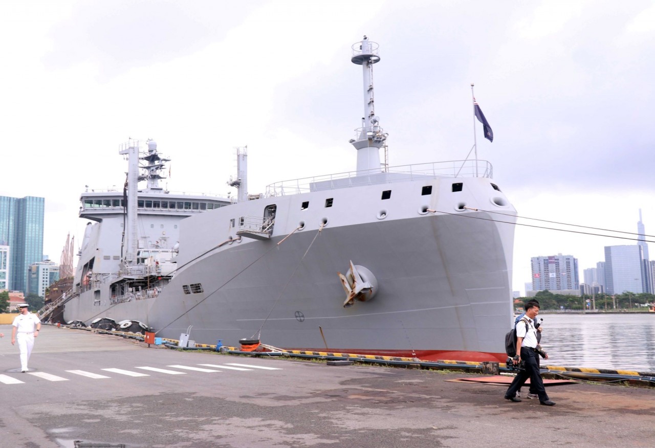 Tàu tiếp tế HMNZS Aotearoa, con tàu lớn nhất của hải quân New Zealand cập Cảng quốc tế Thành phố Hồ Chí Minh. (Nguồn: TTXVN) Tàu tiếp tế HMNZS Aotearoa, con tàu lớn nhất của hải quân New Zealand cập Cảng quốc tế Thành phố Hồ Chí Minh. (Nguồn: TTXVN)
