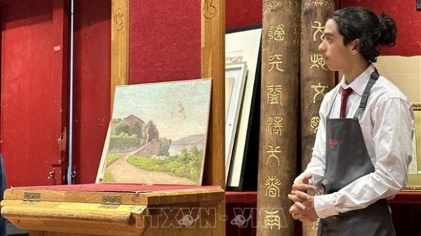 Paintings of King Ham Nghi auctioned in France