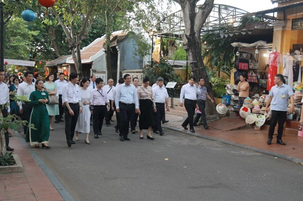 Japanese Crown Prince Fumihito Akishino and Crown Princess Kiko visits Hoi An Ancient Town on September 23. (Photo: VNA)