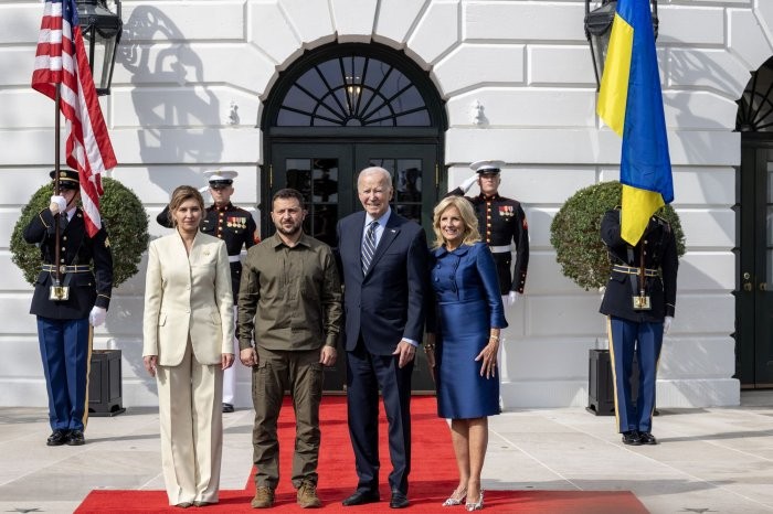 Từ trái sang phải, Đệ nhất phu nhân Ukraine Olena Zelenska, Tổng thống Ukraine Zelensky, Tổng thống Mỹ Joe Biden và Đệ nhất phu nhân Jill Biden chụp ảnh chung tại Nhà Trắng, ngày 21/9. (Ảnh: Tasos Katopodis/UPI)